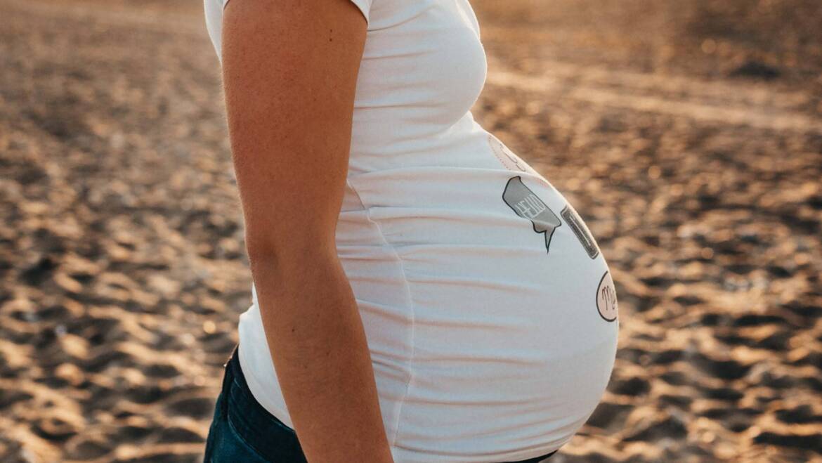 Poduszka ciążowa na wakacje – wygodny sen w każdym miejscu